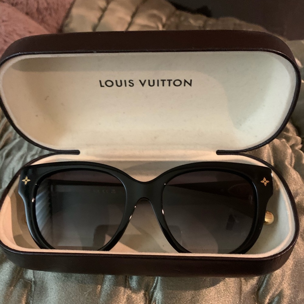 These LOUIS Vuitton sunglasses are brand new never worn!